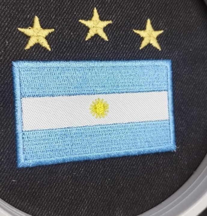 Bordado de la bandera argentina con tres estrellas doradas - Taller de Bordado Industrial en Córdoba